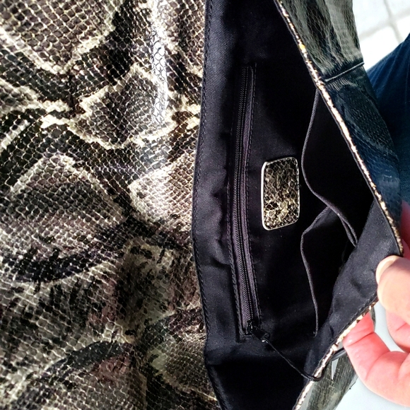 🔥 3/$30 🔥 Snakeskin Design Clutch NWT - Picture 3 of 4